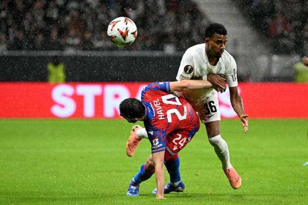 26 09 2024, xjhx, Football UEFA Europa League, Eintracht Frankfurt Viktoria Pilsen emspor, v l Milan Havel FC Viktoria Pilsen Ansgar Knauff Eintracht Frankfurt Zweikampf, Aktion, action, battle for the ball DFL DFB REGULATIONS PROHIBIT ANY USE OF PHOTOGRAPHS as IMAGE SEQUENCES and or QUASI VIDEO Frankfurt am Main