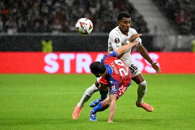 26 09 2024, xjhx, Football UEFA Europa League, Eintracht Frankfurt Viktoria Pilsen emspor, v l Milan Havel FC Viktoria Pilsen Ansgar Knauff Eintracht Frankfurt Zweikampf, Aktion, action, battle for the ball DFL DFB REGULATIONS PROHIBIT ANY USE OF PHOTOGRAPHS as IMAGE SEQUENCES and or QUASI VIDEO Frankfurt am Main