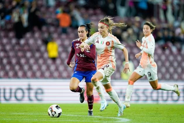 26 09 2024, Geneva, Stade de Geneve, UEFA Women s Champions League Servette FC Chenois Feminin AS Roma, 24 Joana Marchao Servette FC Chenois Feminin and Benedetta Glionna 18 Roma battle for the ball duel Geneva Stade de Geneve Geneva Switzerland  Copyright: xJustPictures.ch DanielaxPorcellix