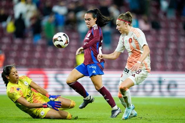 26 09 2024, Geneva, Stade de Geneve, UEFA Women s Champions League Servette FC Chônois Fôminin AS Roma, goalkeeper Mickaela Bottega Servette FC Chenois Feminin, left and 24 Joana Marchao Servette FC Chenois Feminin, right Geneva Geneva Stade de Geneve Geneva Switzerland  Copyright: xJustPictures.ch DanielaxPorcellix