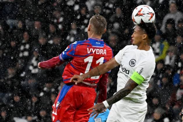 26 09 2024, xsltx, Football UEFA Europa League, Eintracht Frankfurt Viktoria Pilsen emspor, v l Matej Vydra FC Viktoria Pilsen Tuta Eintracht Frankfurt Zweikampf, Aktion, action, battle for the ball DFL DFB REGULATIONS PROHIBIT ANY USE OF PHOTOGRAPHS as IMAGE SEQUENCES and or QUASI VIDEO Frankfurt am Main