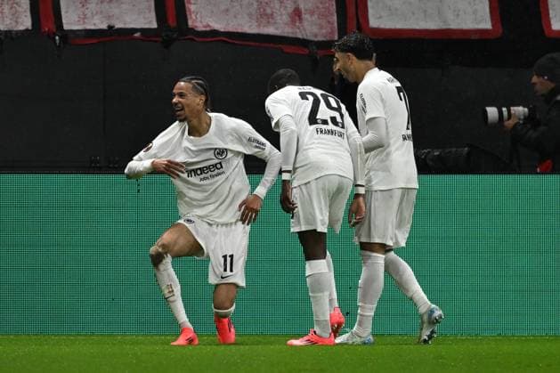 26 09 2024, xsltx, Fußball UEFA Europa League, Eintracht Frankfurt Viktoria Pilsen emspor, v l Torjubel nach dem Tor zum celebrating the goal celebrate 1 0 Hugo Ekitike Eintracht Frankfurt DFL DFB REGULATIONS PROHIBIT ANY USE OF PHOTOGRAPHS as IMAGE SEQUENCES and or QUASI VIDEO Frankfurt am Main