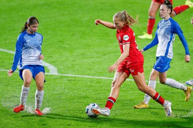 ENSCHEDE, Stadium De Grolsch Veste, 26-09-2024 , season 2024 2025 , UEFA Women Champions League Qualification. during the match Twente - Osijek (women), FC Twente player Alieke Tuin ZNK Osijek player Lea Maricic Twente - Osijek (women)  x26343198x Copyright: