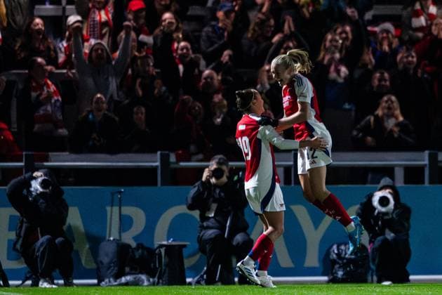240926 Caitlin Foord and Frida Maanum of Arsenal celebrate the 4 0 goal during the UEFA Women s Champions League qualifying match between Arsenal and Häcken on September 26, 2024 in London Photo Emma Wallskog BILDBYRAN COP 320 EW0435 fotboll football soccer fotball champions league arsenal häcken dam bbeng jubel  Copyright: EMMAxWALLSKOG BB240926EW100