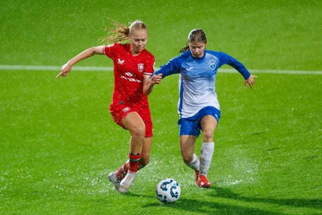 ENSCHEDE, Stadium De Grolsch Veste, 26-09-2024 , season 2024 2025 , UEFA Women Champions League Qualification. during the match Twente - Osijek (women), FC Twente player Alieke Tuin ZNK Osijek player Lea Maricic Twente - Osijek (women)  x26343203x Copyright: