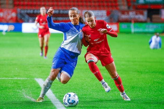 ENSCHEDE, Stadium De Grolsch Veste, 26-09-2024 , season 2024 2025 , UEFA Women Champions League Qualification. during the match Twente - Osijek (women), ZNK Osijek player Kristina Nevrkla FC Twente player Rose Ivens Twente - Osijek (women)  x26343217x Copyright: