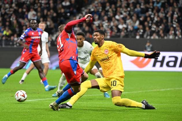 26 09 2024, xjhx, Football UEFA Europa League, Eintracht Frankfurt Viktoria Pilsen emspor, v l Matej Vydra FC Viktoria Pilsen Kaua Santos Eintracht Frankfurt Zweikampf, Aktion, action, battle for the ball DFL DFB REGULATIONS PROHIBIT ANY USE OF PHOTOGRAPHS as IMAGE SEQUENCES and or QUASI VIDEO Frankfurt am Main