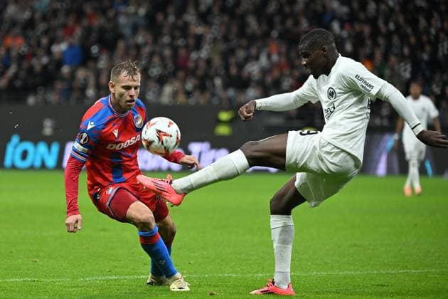 26 09 2024, xjhx, Football UEFA Europa League, Eintracht Frankfurt Viktoria Pilsen emspor, v l Matej Vydra FC Viktoria Pilsen Niels Nkounkou Eintracht Frankfurt Zweikampf, Aktion, action, battle for the ball DFL DFB REGULATIONS PROHIBIT ANY USE OF PHOTOGRAPHS as IMAGE SEQUENCES and or QUASI VIDEO Frankfurt am Main