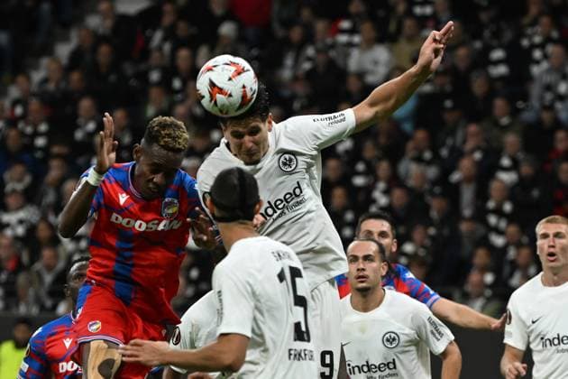 26 09 2024, xjhx, Football UEFA Europa League, Eintracht Frankfurt Viktoria Pilsen emspor, v l Sampson Dweh FC Viktoria Pilsen Igor Matanovic Eintracht Frankfurt Zweikampf, Aktion, action, battle for the ball DFL DFB REGULATIONS PROHIBIT ANY USE OF PHOTOGRAPHS as IMAGE SEQUENCES and or QUASI VIDEO Frankfurt am Main