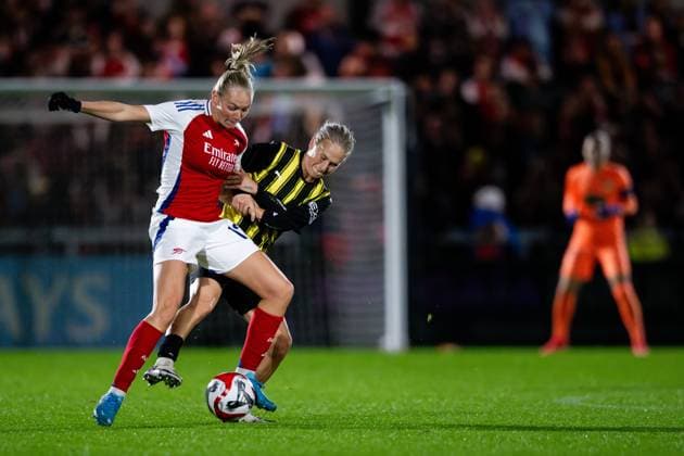 240926 Frida Maanum of Arsenal and Filippa Curmark of Häcken during the UEFA Women s Champions League qualifying match between Arsenal and Häcken on September 26, 2024 in London Photo Emma Wallskog BILDBYRAN COP 320 EW0435 fotboll football soccer fotball champions league arsenal häcken dam bbeng  Copyright: EMMAxWALLSKOG BB240926EW103