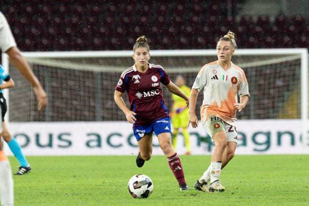 26 09 2024, Geneva, Stade de Geneve, UEFA Women s Champions League Servette FC Chônois Fôminin AS Roma, 2 Laura Tufo Servette FCCF against 20 Giada Greggi Roma Geneva Geneva Stade de Geneve Geneva Switzerland  Copyright: xJustPictures.ch xMayaxCretegnyx