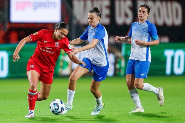 ENSCHEDE, Stadium De Grolsch Veste, 26-09-2024 , season 2024 2025 , UEFA Women Champions League Qualification. during the match Twente - Osijek (women), FC Twente player Daniela Galic ZNK Osijek player Anela Lubina Twente - Osijek (women)  x26343231x Copyright: