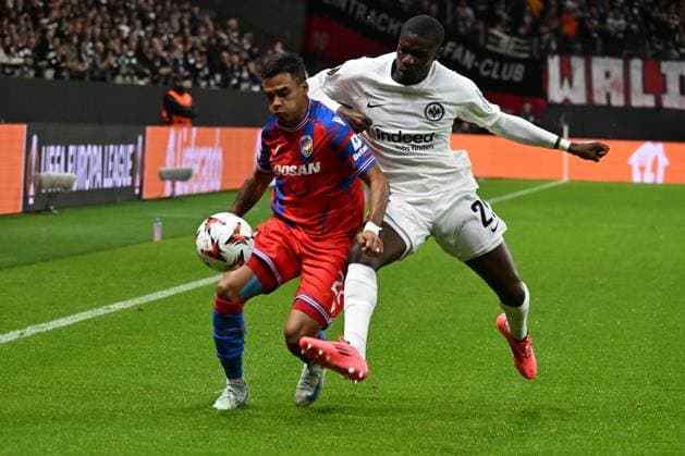 26 09 2024, xsltx, Football UEFA Europa League, Eintracht Frankfurt Viktoria Pilsen emspor, v l Cadu FC Viktoria Pilsen Niels Nkounkou Eintracht Frankfurt Zweikampf, Aktion, action, battle for the ball DFL DFB REGULATIONS PROHIBIT ANY USE OF PHOTOGRAPHS as IMAGE SEQUENCES and or QUASI VIDEO Frankfurt am Main