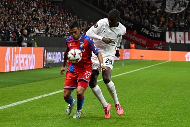 26 09 2024, xsltx, Football UEFA Europa League, Eintracht Frankfurt Viktoria Pilsen emspor, v l Cadu FC Viktoria Pilsen Niels Nkounkou Eintracht Frankfurt Zweikampf, Aktion, action, battle for the ball DFL DFB REGULATIONS PROHIBIT ANY USE OF PHOTOGRAPHS as IMAGE SEQUENCES and or QUASI VIDEO Frankfurt am Main