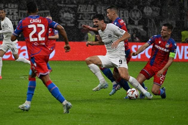26 09 2024, xsltx, Football UEFA Europa League, Eintracht Frankfurt Viktoria Pilsen emspor, v l Igor Matanovic Eintracht Frankfurt Lukas Kalvach FC Viktoria Pilsen Zweikampf, Aktion, action, battle for the ball DFL DFB REGULATIONS PROHIBIT ANY USE OF PHOTOGRAPHS as IMAGE SEQUENCES and or QUASI VIDEO Frankfurt am Main