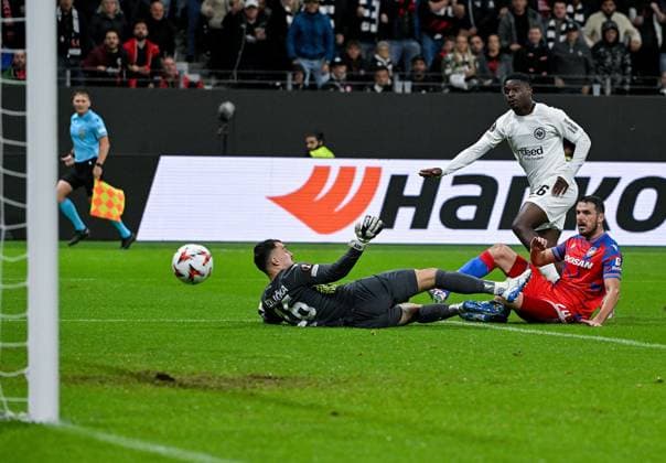 26 09 2024, xpsx, Football UEFA Europa League, Eintracht Frankfurt Viktoria Pilsen v l tor zum 2 1 für Frankfurt Martin Jedlicka FC Viktoria Pilsen , Goalscorer Eric Junior Dina Ebimbe Eintracht Frankfurt , Milan Havel FC Viktoria Pilsen DFL DFB REGULATIONS PROHIBIT ANY USE OF PHOTOGRAPHS as IMAGE SEQUENCES and or QUASI VIDEO emspor Frankfurt