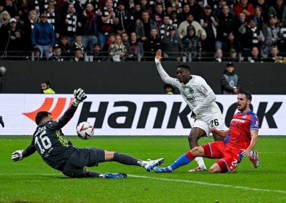 26 09 2024, xpsx, Football UEFA Europa League, Eintracht Frankfurt Viktoria Pilsen v l tor zum 2 1 für Frankfurt Martin Jedlicka FC Viktoria Pilsen , Goalscorer Eric Junior Dina Ebimbe Eintracht Frankfurt , Milan Havel FC Viktoria Pilsen DFL DFB REGULATIONS PROHIBIT ANY USE OF PHOTOGRAPHS as IMAGE SEQUENCES and or QUASI VIDEO emspor Frankfurt