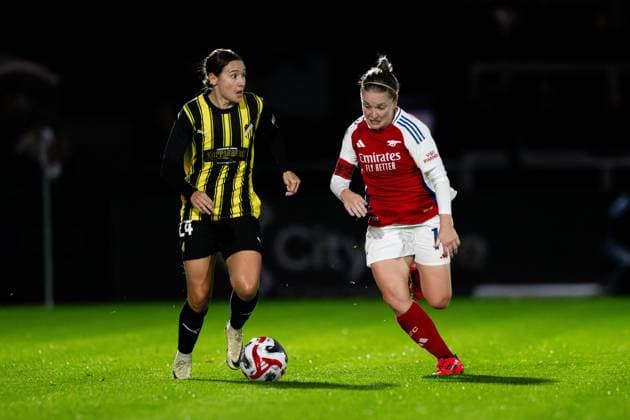 240926 Tabitha Tindell of Häcken and Kim Little of Arsenal during the UEFA Women s Champions League qualifying match between Arsenal and Häcken on September 26, 2024 in London Photo Emma Wallskog BILDBYRAN COP 320 EW0435 fotboll football soccer fotball champions league arsenal häcken dam bbeng  Copyright: EMMAxWALLSKOG BB240926EW108