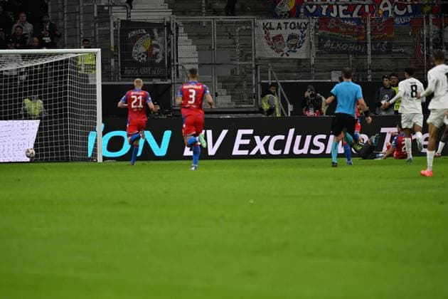 26 09 2024, xjhx, Football UEFA Europa League, Eintracht Frankfurt Viktoria Pilsen emspor, v l Eric Junior Dina Ebimbe Eintracht Frankfurt scores the goal 2 1 DFL DFB REGULATIONS PROHIBIT ANY USE OF PHOTOGRAPHS as IMAGE SEQUENCES and or QUASI VIDEO Frankfurt am Main
