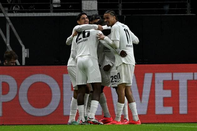 26 09 2024, xjhx, Fußball UEFA Europa League, Eintracht Frankfurt Viktoria Pilsen emspor, v l Torjubel nach dem Tor zum celebrating the goal celebrate 2 1 durch Eric Junior Dina Ebimbe Eintracht Frankfurt DFL DFB REGULATIONS PROHIBIT ANY USE OF PHOTOGRAPHS as IMAGE SEQUENCES and or QUASI VIDEO Frankfurt am Main