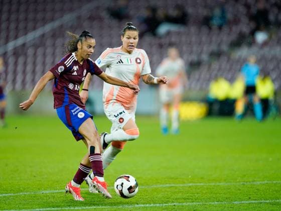 26 09 2024, Geneva, Stade de Geneve, UEFA Women s Champions League Servette FC Chônois Fôminin AS Roma, 7 Imane Saoud Servette FC Chenois Feminin shoots the ball and scores a goal Geneva Stade de Geneve Geneva Switzerland  Copyright: xJustPictures.ch DanielaxPorcellix