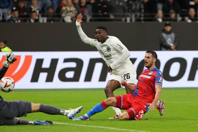 Goal for 2 1 by Eric Junior Dina Ebimbe Eintracht Frankfurt , No. 26 in duel with Milan Havel Viktoria Pilsen, No. 24 against goalkeeper Marian Tvrdon Viktoria Pilsen, No. 13 , Eintracht Frankfurt FC Viktoria Pilsen , Soccer, UEFA Europa League , UEL, Season 2024 2025, Matchday 1, 26 09 2024,