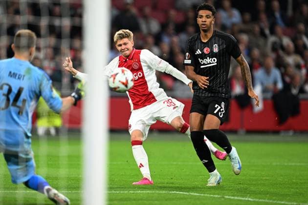 AMSTERDAM - (l-r) Besiktas JK goalkeeper Mert Gunok, Kristian Hlynsson of Ajax, Cher Ndour of Besiktas JK during the UEFA Europa League match between AFC Ajax Amsterdam and Besiktas JK at the Johan Cruijff ArenA on Sept. 26, 2024 in Amsterdam, Netherlands. ANP OLAF KRAAK UEFA Europa League 2024 25 League Phase MD1 2024 25 xVIxANPxSportx xxANPxIVx 509447181 originalFilename: 509447181.jpg