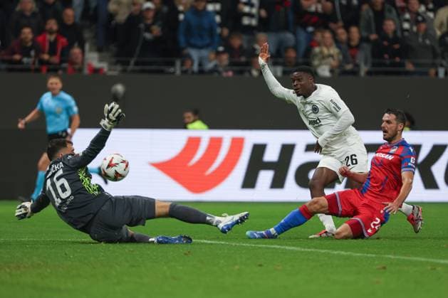 UEFA Europa League Eintracht Frankfurt Viktoria Pilsen on 26 09 2024 at Deutsche Bank Park in Frankfurt Eric Junior Dina Ebimbe Frankfurt 26 scores against goalkeeper Martin Jedlicka Viktoria Pilsen 16 to make it 2 - 1 MH
