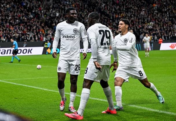 26 09 2024, xpsx, Football UEFA Europa League, Eintracht Frankfurt Viktoria Pilsen v l celebrate the goal, goal celebration for the 2 1 goal scorer Eric Junior Dina Ebimbe Eintracht Frankfurt DFL DFB REGULATIONS PROHIBIT ANY USE OF PHOTOGRAPHS as IMAGE SEQUENCES and or QUASI VIDEO emspor Frankfurt
