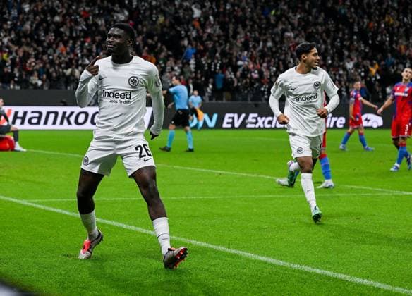 26 09 2024, xpsx, Football UEFA Europa League, Eintracht Frankfurt Viktoria Pilsen v l celebrate the goal, goal celebration for the 2 1 goal scorer Eric Junior Dina Ebimbe Eintracht Frankfurt DFL DFB REGULATIONS PROHIBIT ANY USE OF PHOTOGRAPHS as IMAGE SEQUENCES and or QUASI VIDEO emspor Frankfurt