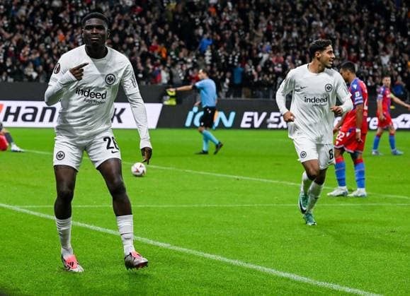 26 09 2024, xpsx, Football UEFA Europa League, Eintracht Frankfurt Viktoria Pilsen v l celebrate the goal, goal celebration for the 2 1 goal scorer Eric Junior Dina Ebimbe Eintracht Frankfurt DFL DFB REGULATIONS PROHIBIT ANY USE OF PHOTOGRAPHS as IMAGE SEQUENCES and or QUASI VIDEO emspor Frankfurt
