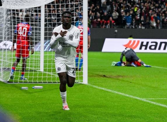 26 09 2024, xpsx, Football UEFA Europa League, Eintracht Frankfurt Viktoria Pilsen v l celebrate the goal, goal celebration for the 2 1 goal scorer Eric Junior Dina Ebimbe Eintracht Frankfurt DFL DFB REGULATIONS PROHIBIT ANY USE OF PHOTOGRAPHS as IMAGE SEQUENCES and or QUASI VIDEO emspor Frankfurt