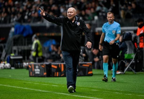 26 09 2024, xpsx, Football UEFA Europa League, Eintracht Frankfurt Viktoria Pilsen v l Coach Coach Miroslav Koubek FC Viktoria Pilsen DFL DFB REGULATIONS PROHIBIT ANY USE OF PHOTOGRAPHS as IMAGE SEQUENCES and or QUASI VIDEO emspor Frankfurt