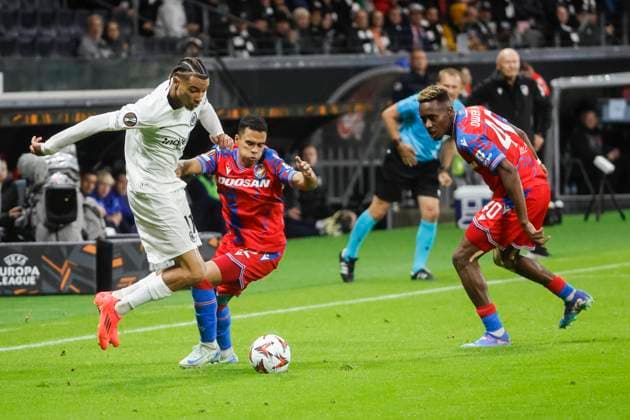 Hugo Ekitike Eintracht Frankfurt, 11 , Cadu FC Viktoria Pilsen, 22 and Sampson Dweh FC Viktoria Pilsen, 40 fighting for the ball , Football, UEFA Europa League, Matchday 1, 2024 2025, Eintracht Frankfurt vs FC Viktoria Pilsen, 26 09 2024, Frankfurt Stadion, Frankfurt am Main, Germany Frankfurt am Main Frankfurt Stadion Hessen Germany Copyright: xGrantxHubbsx