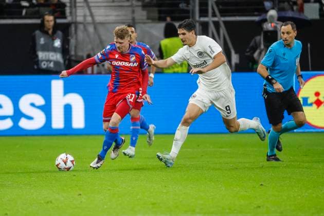 Pavel Sulc FC Viktoria Pilsen, 31 and Igor Matanovic Eintracht Frankfurt, 09 in running duel , Football, UEFA Europa League, Matchday 1, 2024 2025, Eintracht Frankfurt vs FC Viktoria Pilsen, 26 09 2024, Frankfurt Stadion, Frankfurt am Main, Germany Frankfurt am Main Frankfurt Stadion Hessen Germany Copyright: xGrantxHubbsx
