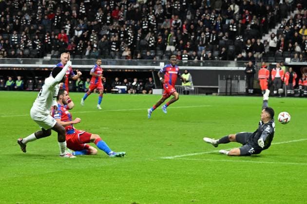 26 09 2024, xsltx, Football UEFA Europa League, Eintracht Frankfurt Viktoria Pilsen emspor, v l Eric Junior Dina Ebimbe Eintracht Frankfurt scores the goal 2 1 Martin Jedlicka FC Viktoria Pilsen DFL DFB REGULATIONS PROHIBIT ANY USE OF PHOTOGRAPHS as IMAGE SEQUENCES and or QUASI VIDEO Frankfurt am Main