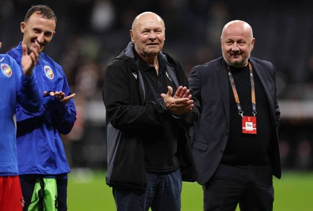 26 09 2024, Football UEFA Europa League, Eintracht Frankfurt FC Viktoria Pilsen, emonline, emspor, v l , coach Mirsolav Koubek FC Viktoria Pilsen thanks the fans, thank, thanks, team after the match, after the match, thanks the fans, applauds the fans DFL DFB REGULATIONS PROHIBIT ANY USE OF PHOTOGRAPHS AS IMAGE SEQUENCES AND OR QUASI VIDEO xdcx Copyright: HMBxMedia