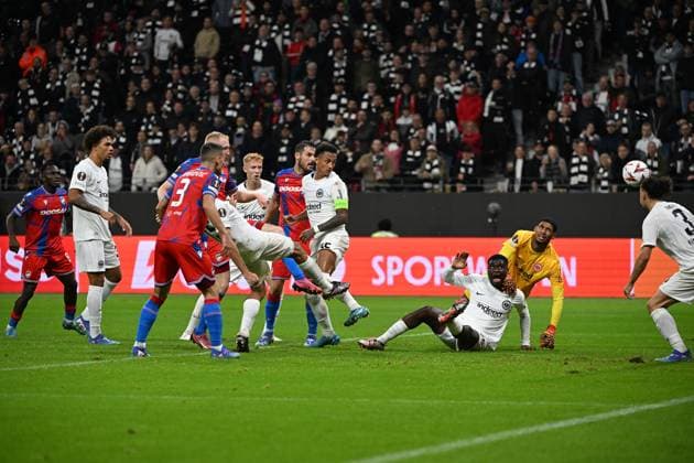 26 09 2024, xjhx, Football UEFA Europa League, Eintracht Frankfurt Viktoria Pilsen emspor, v l Vaclav Jemelka FC Viktoria Pilsen scores the goal 3 3 Kaua Santos Eintracht Frankfurt DFL DFB REGULATIONS PROHIBIT ANY USE OF PHOTOGRAPHS as IMAGE SEQUENCES and or QUASI VIDEO Frankfurt am Main