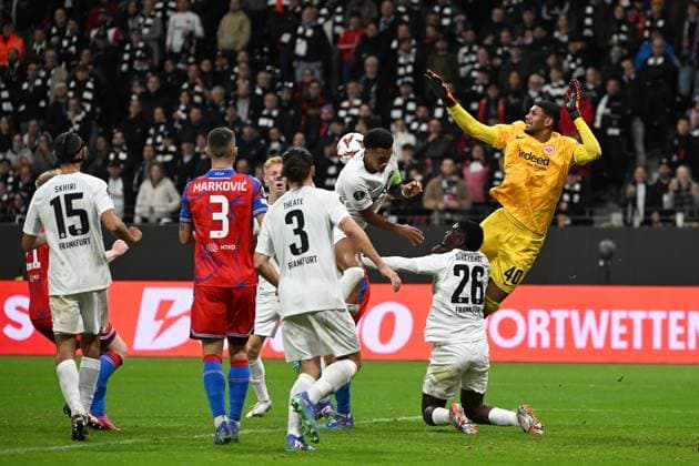 26 09 2024, xjhx, Football UEFA Europa League, Eintracht Frankfurt Viktoria Pilsen emspor, v l Kaua Santos Eintracht Frankfurt Tuta Eintracht Frankfurt Eric Junior Dina Ebimbe Eintracht Frankfurt before the goal to 3 3 by Vaclav Jemelka FC Viktoria Pilsen DFL DFB REGULATIONS PROHIBIT ANY USE OF PHOTOGRAPHS as IMAGE SEQUENCES and or QUASI VIDEO Frankfurt am Main
