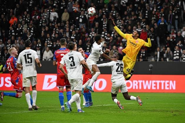 26 09 2024, xjhx, Football UEFA Europa League, Eintracht Frankfurt Viktoria Pilsen emspor, v l Kaua Santos Eintracht Frankfurt Tuta Eintracht Frankfurt Eric Junior Dina Ebimbe Eintracht Frankfurt before the goal to 3 3 by Vaclav Jemelka FC Viktoria Pilsen DFL DFB REGULATIONS PROHIBIT ANY USE OF PHOTOGRAPHS as IMAGE SEQUENCES and or QUASI VIDEO Frankfurt am Main