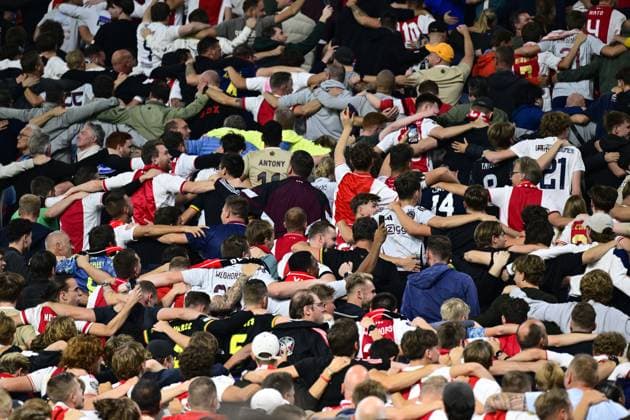 Sport Bilder des Tages AMSTERDAM - Ajax supporters celebrate the 4-0 victory during the UEFA Europa League match between AFC Ajax Amsterdam and Besiktas JK at the Johan Cruijff ArenA on Sept. 26, 2024 in Amsterdam, Netherlands. ANP OLAF KRAAK UEFA Europa League 2024 25 League Phase MD1 2024 25 xVIxANPxSportx xxANPxIVx 509449819 originalFilename: 509449819.jpg
