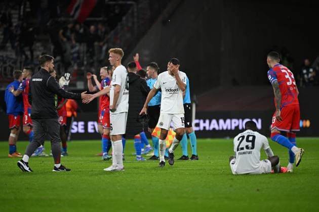26 09 2024, xjhx, Football UEFA Europa League, Eintracht Frankfurt Viktoria Pilsen emspor, v l Hugo Larsson Eintracht Frankfurt Ellyes Skhiri Eintracht Frankfurt Niels Nkounkou Eintracht Frankfurt sad, disappointed, frustrated, dejected DFLB DFB REGULATIONS PROHIBIT ANY USE OF PHOTOGRAPHS as IMAGE SEQUENCES and or QUASI VIDEO Frankfurt am Main