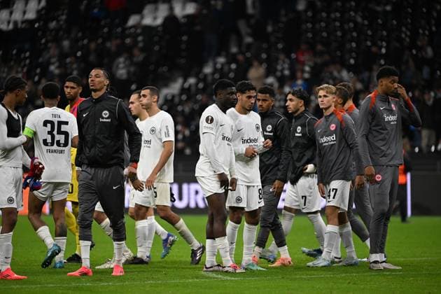 26 09 2024, xjhx, Football UEFA Europa League, Eintracht Frankfurt Viktoria Pilsen emspor, v l The Eintracht players are sad, disappointed, frustrated, dejected DFL DFB REGULATIONS PROHIBIT ANY USE OF PHOTOGRAPHS as IMAGE SEQUENCES and or QUASI VIDEO Frankfurt am Main