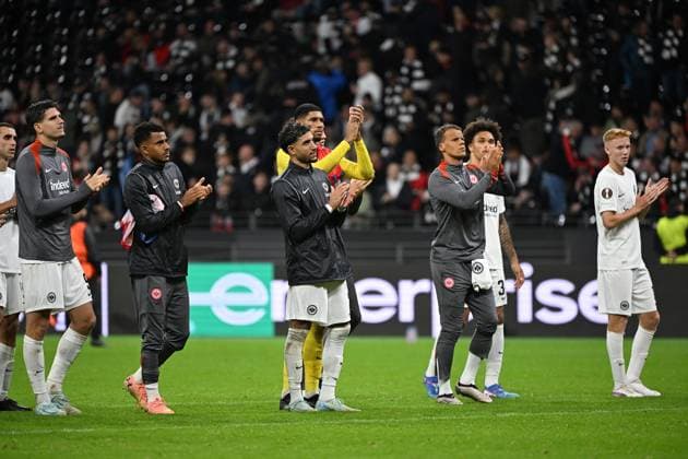 26 09 2024, xjhx, Football UEFA Europa League, Eintracht Frankfurt Viktoria Pilsen emspor, v l The Eintracht players are sad, disappointed, frustrated, dejected DFL DFB REGULATIONS PROHIBIT ANY USE OF PHOTOGRAPHS as IMAGE SEQUENCES and or QUASI VIDEO Frankfurt am Main