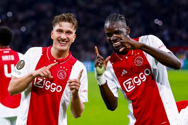 Sport Bilder des Tages AMSTERDAM, 26-09-2024 , JohanCruijff Arena, football, UEFA Europa League, season 2024 2025, during the match Ajax - Besiktas, Ajax player Mika Godts and Ajax player Bertrand Traore Ajax - Besiktas  x26343809x Copyright:
