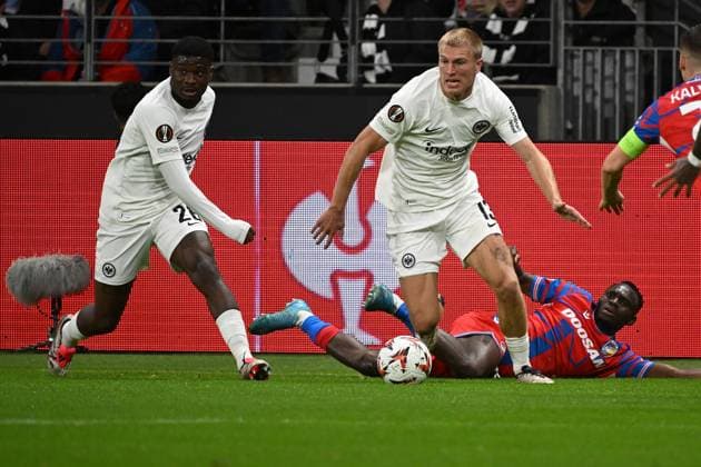 26 09 2024, xjhx, Football UEFA Europa League, Eintracht Frankfurt Viktoria Pilsen emspor, v l Eric Junior Dina Ebimbe Eintracht Frankfurt Rasmus Kristensen Eintracht Frankfurt Prince Kwabena Adu FC Viktoria Pilsen Zweikampf, Aktion, action, battle for the ball DFL DFB REGULATIONS PROHIBIT ANY USE OF PHOTOGRAPHS as IMAGE SEQUENCES and or QUASI VIDEO Frankfurt am Main