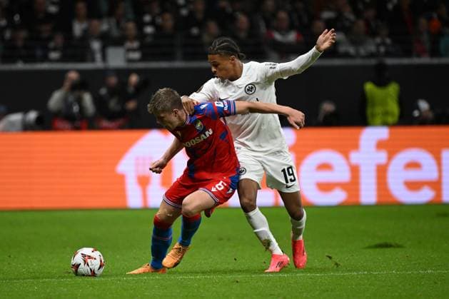 26 09 2024, xjhx, Football UEFA Europa League, Eintracht Frankfurt Viktoria Pilsen emspor, v l Lukas Cerv FC Viktoria Pilsen Jean Matteo Bahoya Eintracht Frankfurt Zweikampf, Aktion, action, battle for the ball DFL DFB REGULATIONS PROHIBIT ANY USE OF PHOTOGRAPHS as IMAGE SEQUENCES and or QUASI VIDEO Frankfurt am Main