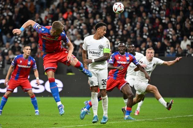 26 09 2024, xjhx, Football UEFA Europa League, Eintracht Frankfurt Viktoria Pilsen emspor, v l Daniel Vasulin FC Viktoria Pilsen Tuta Eintracht Frankfurt Zweikampf, Aktion, action, battle for the ball DFL DFB REGULATIONS PROHIBIT ANY USE OF PHOTOGRAPHS as IMAGE SEQUENCES and or QUASI VIDEO Frankfurt am Main