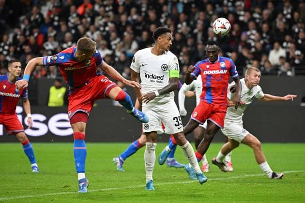 26 09 2024, xjhx, Football UEFA Europa League, Eintracht Frankfurt Viktoria Pilsen emspor, v l Daniel Vasulin FC Viktoria Pilsen Tuta Eintracht Frankfurt Zweikampf, Aktion, action, battle for the ball DFL DFB REGULATIONS PROHIBIT ANY USE OF PHOTOGRAPHS as IMAGE SEQUENCES and or QUASI VIDEO Frankfurt am Main