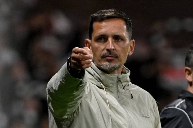 26 09 2024, xjhx, Football UEFA Europa League, Eintracht Frankfurt Viktoria Pilsen emspor, v l Coach Dino Toppmöller Toppmoeller Eintracht Frankfurt gives instructions, gesticulates, gesticulate with arms gives instructions, gesticulate DFL DFB REGULATIONS PROHIBIT ANY USE OF PHOTOGRAPHS as IMAGE SEQUENCES and or QUASI VIDEO Frankfurt am Main